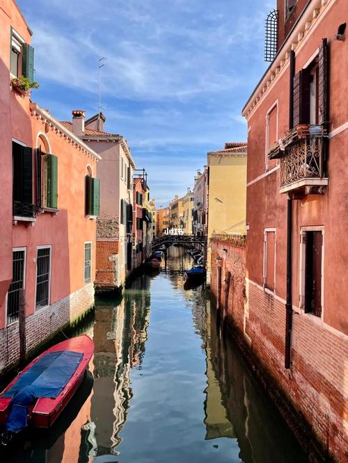 威尼斯住在哪里（威尼斯的房子是建在水上的吗）